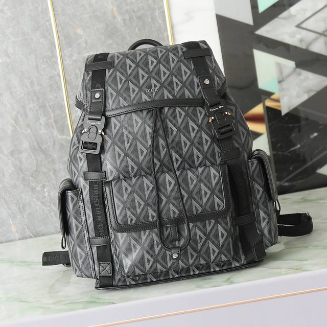 中号Dior Hit The Road 双肩黑色 Cd Diamond图案帆布和黑 P25,000 编号:1Htba184Cdp_H43E 尺寸:39X40X1