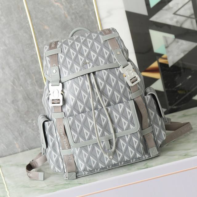 中号Dior Hit The Road 双肩迪奥灰 Cd Diamond图案帆布和 P25,000 编号:1Htba184Cdp_H42E 尺寸:39X40X1