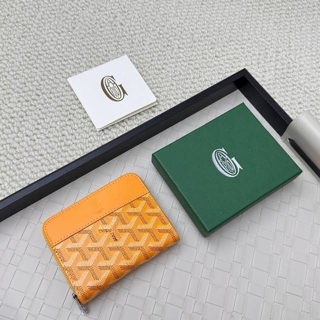 Goyard Matignon Mini 零钱包采用全拉链开合设计。其中部隔层可存放硬币，而其内部贴袋可插入卡片或小证件。编号：805 尺寸：10.4*7.5* - 点击图像关闭