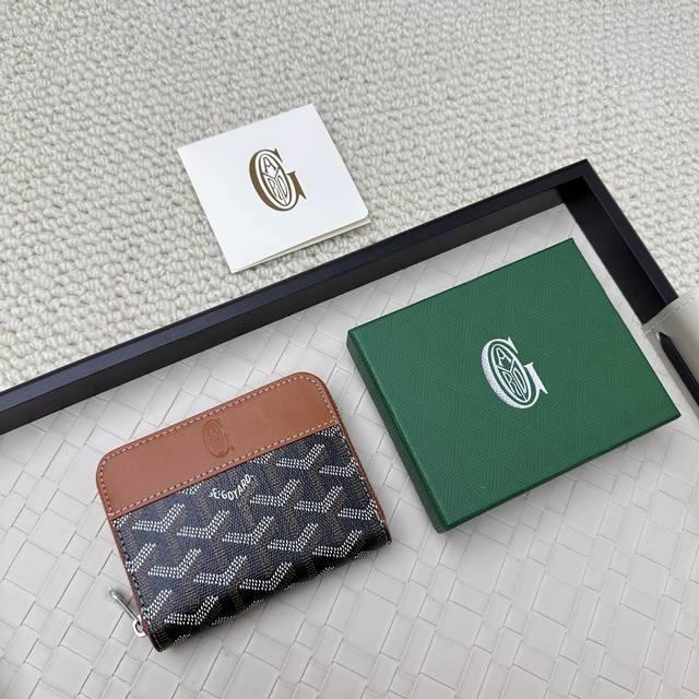 Goyard Matignon Mini 零钱包采用全拉链开合设计。其中部隔层可存放硬币，而其内部贴袋可插入卡片或小证件。编号：805 尺寸：10.4*7.5*