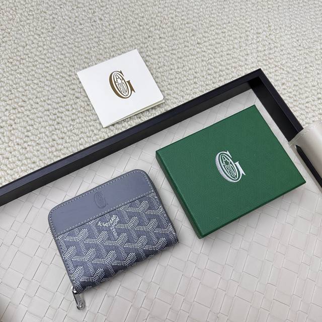 Goyard Matignon Mini 零钱包采用全拉链开合设计。其中部隔层可存放硬币，而其内部贴袋可插入卡片或小证件。编号：805 尺寸：10.4*7.5*