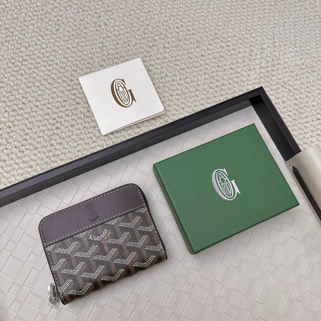 Goyard Matignon Mini 零钱包采用全拉链开合设计。其中部隔层可存放硬币，而其内部贴袋可插入卡片或小证件。编号：805 尺寸：10.4*7.5*