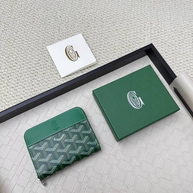 Goyard Matignon Mini 零钱包采用全拉链开合设计。其中部隔层可存放硬币，而其内部贴袋可插入卡片或小证件。编号：805 尺寸：10.4*7.5*