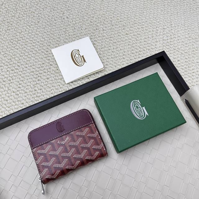 Goyard Matignon Mini 零钱包采用全拉链开合设计。其中部隔层可存放硬币，而其内部贴袋可插入卡片或小证件。编号：805 尺寸：10.4*7.5*