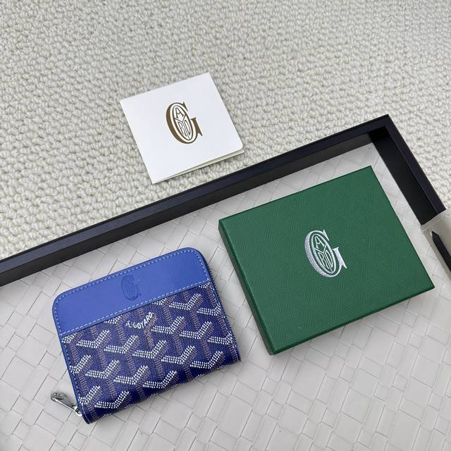 Goyard Matignon Mini 零钱包采用全拉链开合设计。其中部隔层可存放硬币，而其内部贴袋可插入卡片或小证件。编号：805 尺寸：10.4*7.5*