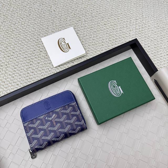 Goyard Matignon Mini 零钱包采用全拉链开合设计。其中部隔层可存放硬币，而其内部贴袋可插入卡片或小证件。编号：805 尺寸：10.4*7.5*