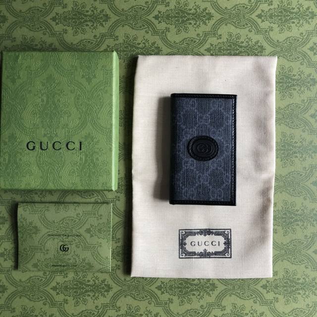 顶配版 配绿盒包装 Gucci 饰互扣式双G卡片夹，以复古旅行为灵感，致敬品牌创始人Guccio Gucci先生在伦敦Savoy Hotel酒店的工作经验，Gu