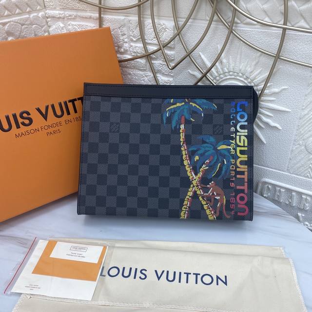 顶级原单 独家背景 N63510 Pochette Voyage 中号手袋N63510 在Damier Cobalt帆布印上丛林主题棕榈树及滑板风格的彩虹“路易