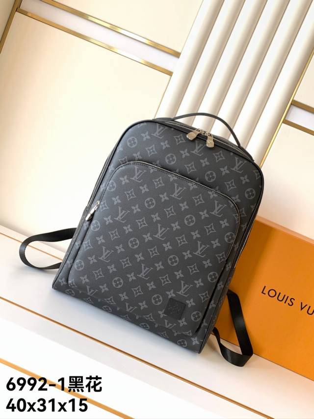 双肩包型号：6092-1 经典旗帜黑格 Avenue，Damier Lnfini ，品牌经典老花配牛皮，于商务和休闲场合展儒雅风范。拉链开户启前袋，主隔层和后侧