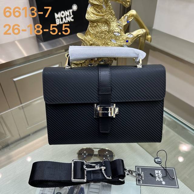 Montblanc万宝龙 万宝龙新款男士手拿包，采用进口定型牛皮制作，搭配顶级五金配件，带全新按键锁，在手拿包系列中实属佼佼者。商务人士与潮流达人皆适用的款式。 - 点击图像关闭