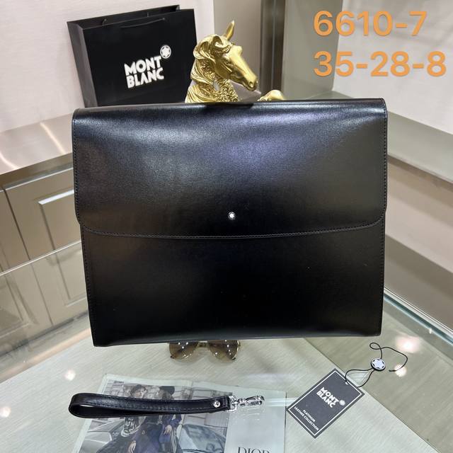 Montblanc 6610-7 万宝龙手拿包，文件夹 浓郁深沉的黑亮皮配色，复古且高级！简约风格十分百搭，进口牛皮材质也特耐磨损，包型整体挺阔饱满，这个系列被