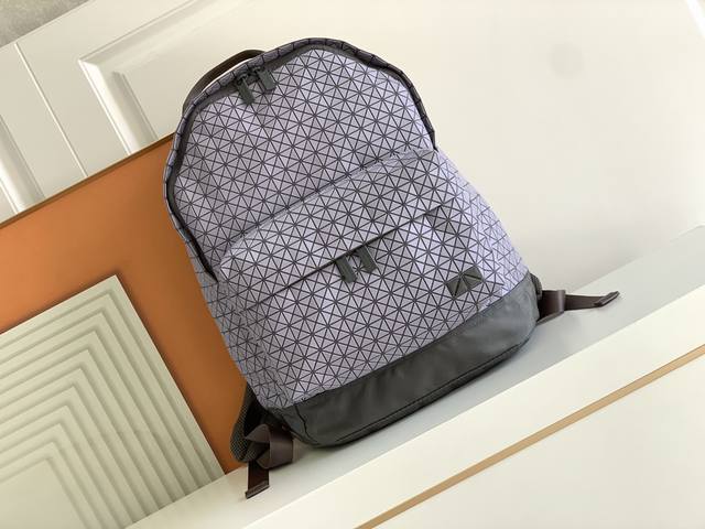 原单 Issey Miyake Bao Bao 尺寸:42*34*18 Kuro双肩包，夏日多巴胺系列，独家定制进口硅胶材质，五金是顶级Ykk懂货的自然懂！每个 - 点击图像关闭