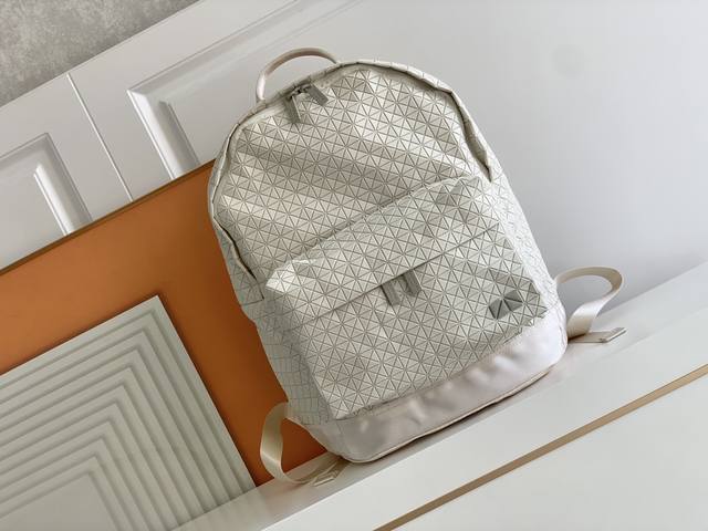 原单 Issey Miyake Bao Bao 尺寸:42*34*18 Kuro双肩包，夏日多巴胺系列，独家定制进口硅胶材质，五金是顶级Ykk懂货的自然懂！每个