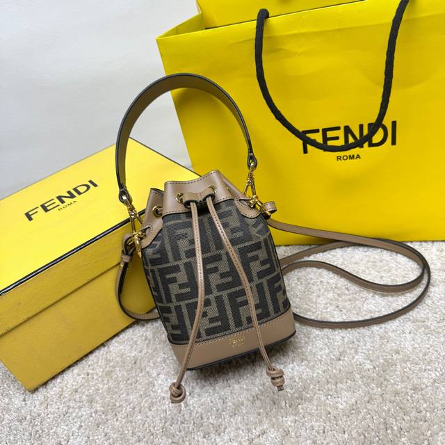 Fendi Mon Tresor Mini经典老花Ff布料水桶包, 可盐可甜 怎么凹造型都可 Size:18.5X12X10 款号：9968老花布