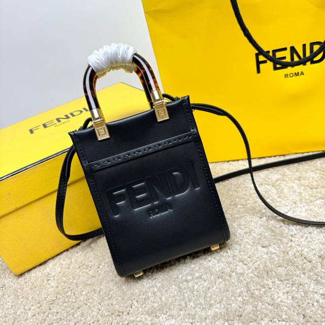 原单Sunshin黑色皮革迷你手提袋 饰有烫印Fendi Roma字样和玳瑁效果硬质有机玻璃提手 配备带衬里内部隔层 点缀同色系皮革饰边和金色金属件 采用两个提