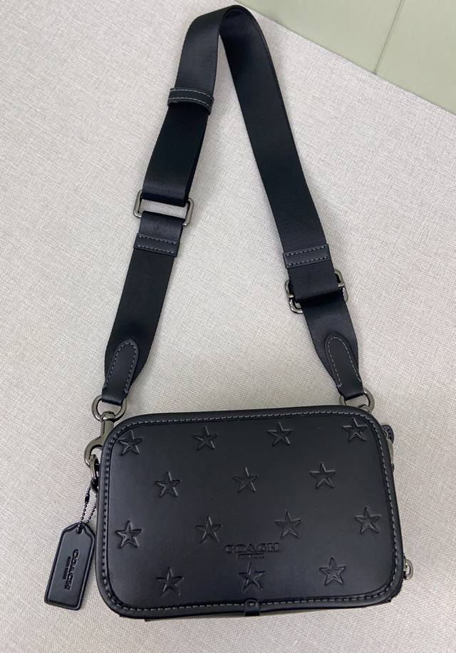 12月新品 Cw306 男士Axel Crossbody]充满活力的12月男士斜挎包Axel出了新的印花纯牛皮材质压印了梦幻的小星星是童真 是梦想 超实用的容量