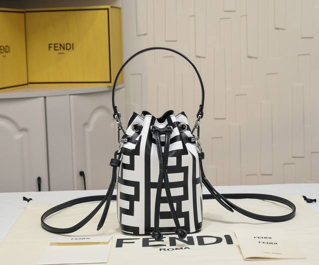 型号8950Fendi Roma胶囊系列双色印花Mon Tresor小号水桶包，饰以黑色与白色Fendi Roma标志，由Marc Jacobs以全幅超大造型重