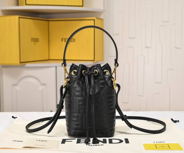 回货 Fendi Mini Bucket 小巧玲珑的，却又如此大容量 双F经典又再度回归 独特的F双圈，在这玲珑体系上又添一笔别致的点缀 可手提，亦可斜挎，满足