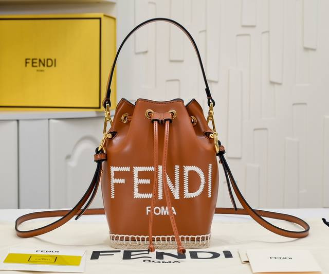 配盒子 型号4405，Fendi Roma系列 人工刺绣 Mon Tresor小号水桶包，饰以Fendi Roma标志，由Marc Jacobs以全幅超大造型重