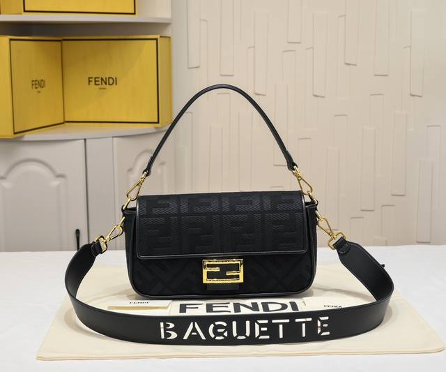 原单绣，只做好质量 型号1002 Fendi 火爆经典Baguette ，原材料采用帆布高级工艺打造，整只包双Ff立体刺绣质感无敌，配有可拆卸和Baguette