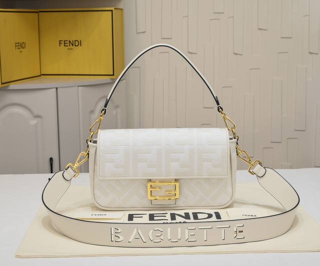 原单绣，只做好质量 型号1002 Fendi 火爆经典Baguette ，原材料采用帆布高级工艺打造，整只包双Ff立体刺绣质感无敌，配有可拆卸和Baguette