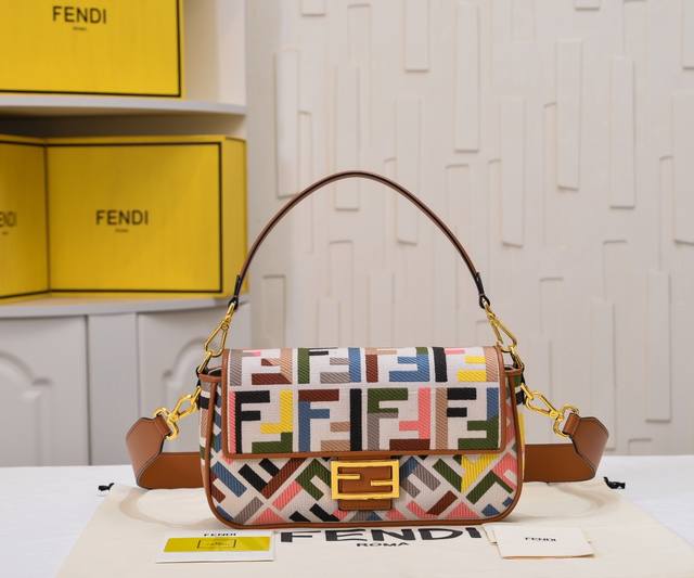 原单绣，只做好质量 型号1002 Fendi 火爆经典Baguette ，原材料采用帆布高级工艺打造，整只包双Ff立体刺绣质感无敌，配有可拆卸和Baguette - 点击图像关闭