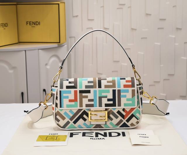 原单绣，只做好质量 型号1002 Fendi 火爆经典Baguette ，原材料采用帆布高级工艺打造，整只包双Ff立体刺绣质感无敌，配有可拆卸和Baguette