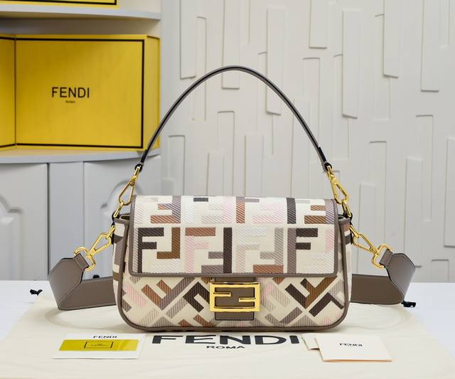 高版本 原单绣，只做好质量 型号1002 Fendi 火爆经典Baguette ，原材料采用帆布高级工艺打造，整只包双Ff立体刺绣质感无敌，配有可拆卸和Bagu