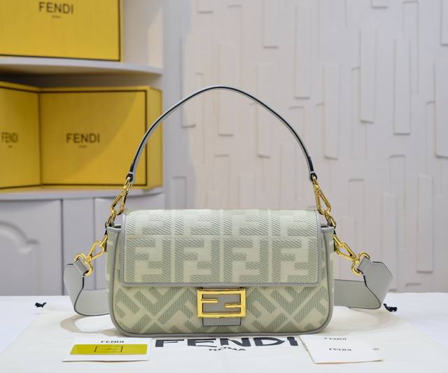 原单绣，只做好质量 型号1002 Fendi 火爆经典Baguette ，原材料采用帆布高级工艺打造，整只包双Ff立体刺绣质感无敌，配有可拆卸和Baguette