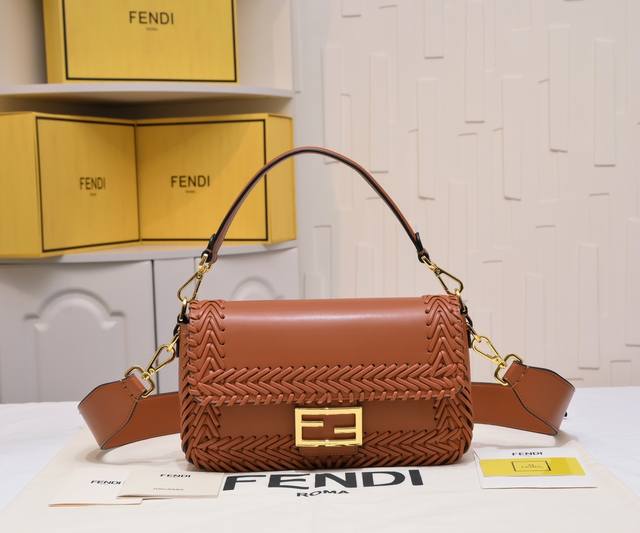 Fendi 年早春新款 标志性Baguette中号手袋，羊皮纸色调皮革材质，手工重工编织。缀以Ff搭扣。设有正面翻盖、磁扣、带拉链袋的内部隔层和金色金属件。手袋