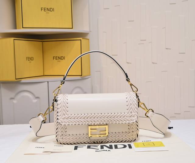 Fendi 年早春新款 标志性Baguette中号手袋，羊皮纸色调皮革材质，手工重工编织。缀以Ff搭扣。设有正面翻盖、磁扣、带拉链袋的内部隔层和金色金属件。手袋