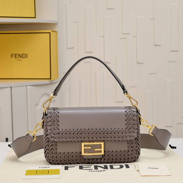 Fendi 年早春新款 标志性Baguette中号手袋，羊皮纸色调皮革材质，手工重工编织。缀以Ff搭扣。设有正面翻盖、磁扣、带拉链袋的内部隔层和金色金属件。手袋