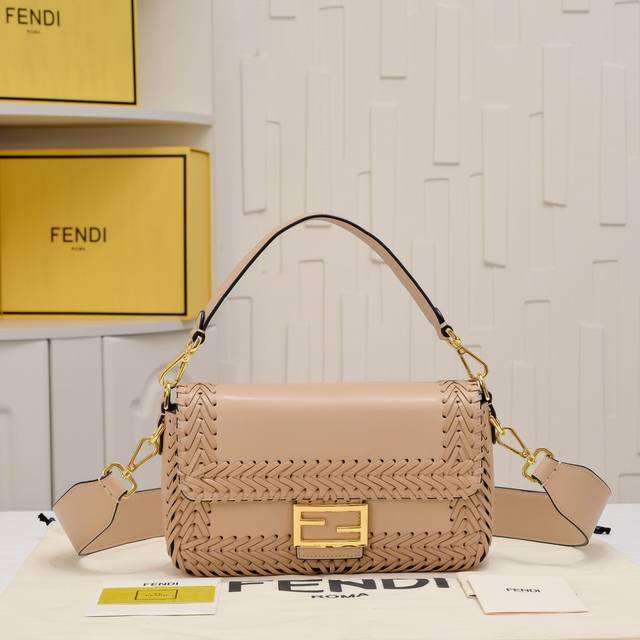 Fendi 年早春新款 标志性Baguette中号手袋，羊皮纸色调皮革材质，手工重工编织。缀以Ff搭扣。设有正面翻盖、磁扣、带拉链袋的内部隔层和金色金属件。手袋