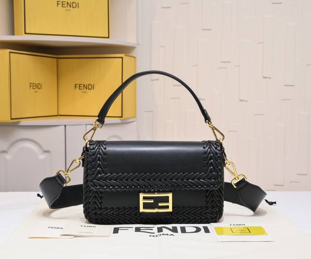 Fendi 年早春新款 标志性Baguette中号手袋，羊皮纸色调皮革材质，手工重工编织。缀以Ff搭扣。设有正面翻盖、磁扣、带拉链袋的内部隔层和金色金属件。手袋 - 点击图像关闭