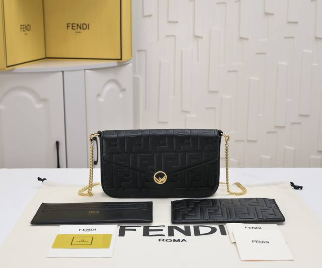 配盒子 Fendi 小三件套几何图形翻盖迷你手袋，按扣开合。可拆卸链式肩带。内衬配有平口袋。包面采用标志性棕色皮革印有黑色凸纹Ff印花材质，附二个可拆卸下来单独 - 点击图像关闭