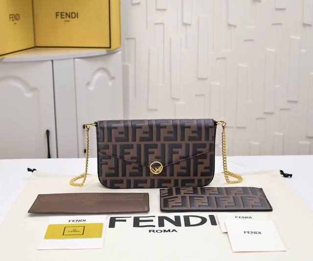 配盒子 Fendi 小三件套几何图形翻盖迷你手袋，按扣开合。可拆卸链式肩带。内衬配有平口袋。包面采用标志性棕色皮革印有黑色凸纹Ff印花材质，附二个可拆卸下来单独