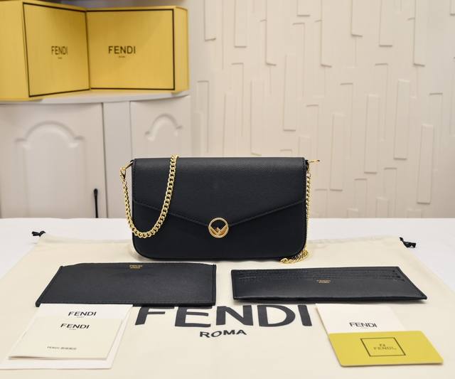 配盒子 Fendi 小三件套几何图形翻盖迷你手袋，按扣开合。可拆卸链式肩带。内衬配有平口袋。包面采用标志性棕色皮革印有黑色凸纹Ff印花材质，附二个可拆卸下来单独