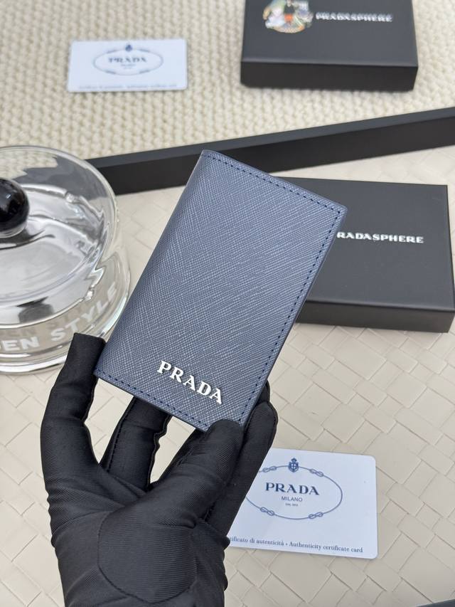 Prada 十字纹男女通用卡夹，可放口袋，可放包里，可手拿，十字纹进口小牛皮制作，口袋卡夹，可放零钱，6个卡位，简约大方时尚潮流. 型号2Mc101，颜色如图所 - 点击图像关闭