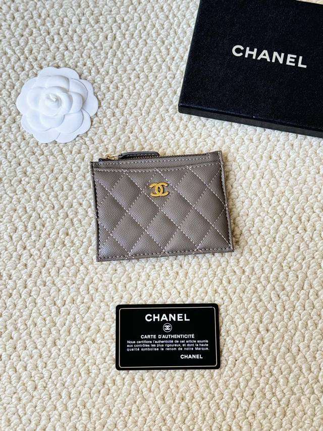 Chanel 香奈儿单拉卡包 可放四张卡 零钱 可手拿 可放包里 收纳方便 小巧Mini 迷你可爱小卡包，牛皮制作 款号A84105 尺寸:9X11.5Cm