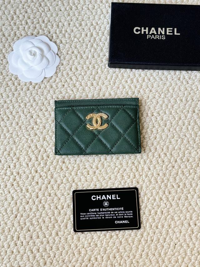 Chanel 型号：3188 22K浮雕Lgo大双C五金， 官网最新卡包 鱼子酱中球纹牛皮防刮花，光泽感超好 3卡槽各放一张卡，中间亦可放卡+几张零钞 尺寸：1