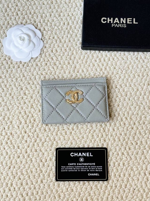 Chanel 型号：3188 22K浮雕Lgo大双C五金， 官网最新卡包 鱼子酱中球纹牛皮防刮花，光泽感超好 3卡槽各放一张卡，中间亦可放卡+几张零钞 尺寸：1