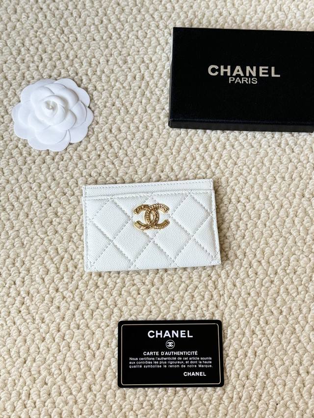 Chanel 型号：3188 22K浮雕Lgo大双C五金， 官网最新卡包 鱼子酱中球纹牛皮防刮花，光泽感超好 3卡槽各放一张卡，中间亦可放卡+几张零钞 尺寸：1