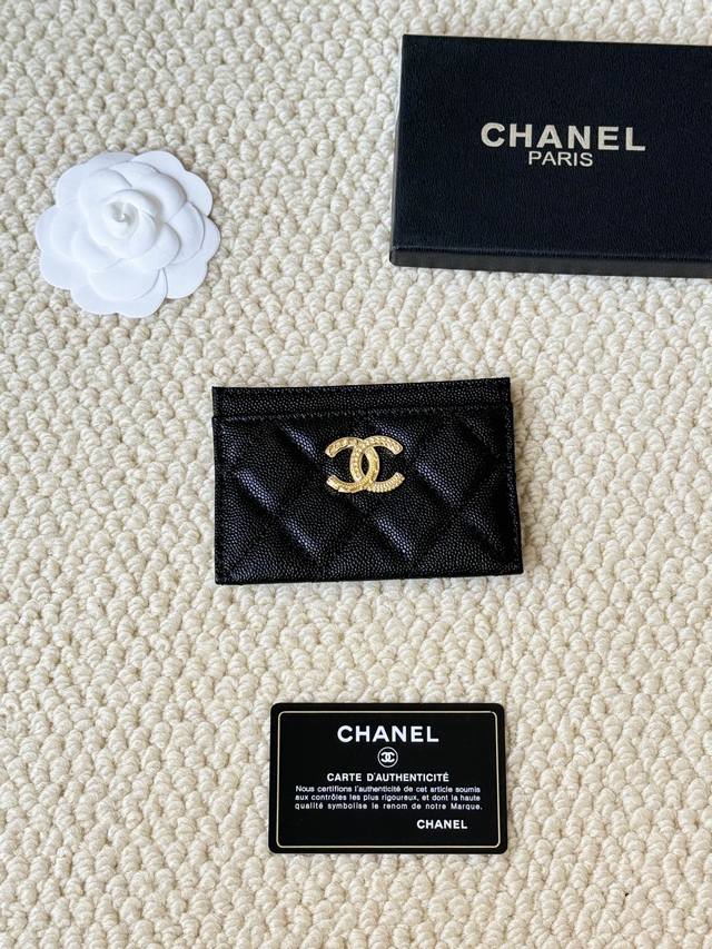 Chanel 型号：3188 22K浮雕Lgo大双C五金， 官网最新卡包 鱼子酱中球纹牛皮防刮花，光泽感超好 3卡槽各放一张卡，中间亦可放卡+几张零钞 尺寸：1