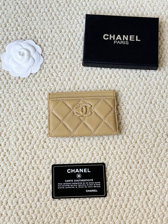 Chanel 型号：3188 22K浮雕Lgo大双C五金， 官网最新卡包 鱼子酱中球纹牛皮防刮花，光泽感超好 3卡槽各放一张卡，中间亦可放卡+几张零钞 尺寸：1