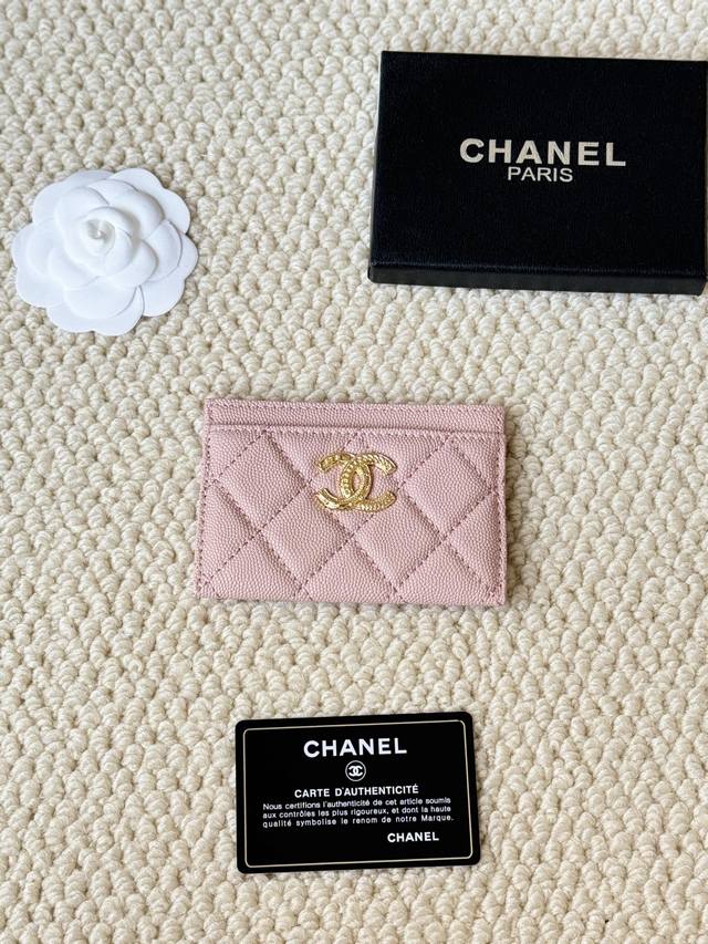 Chanel 型号：3188 22K浮雕Lgo大双C五金， 官网最新卡包 鱼子酱中球纹牛皮防刮花，光泽感超好 3卡槽各放一张卡，中间亦可放卡+几张零钞 尺寸：1