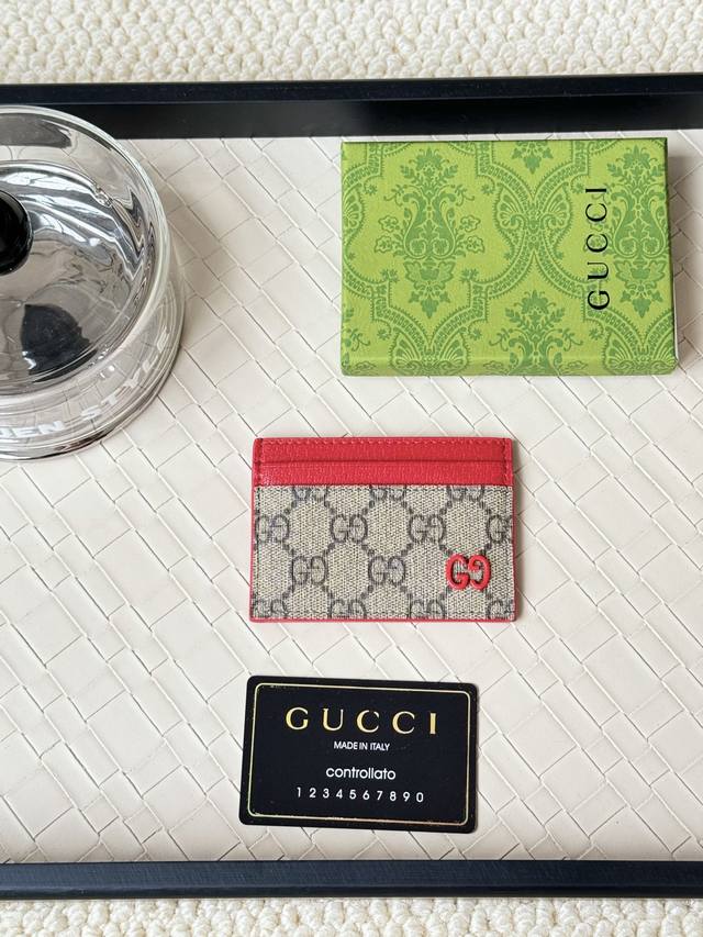 Gucci 卡以充满对比美感的双色调设计令点缀于包身的Gg标识风采尽绽面料以黑色Gg，内里甄选撞色牛皮制作而成黑色Gg Supreme帆布，配深灰色陶瓷效果双G - 点击图像关闭