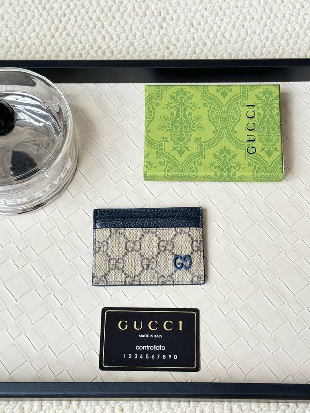 Gucci 卡以充满对比美感的双色调设计令点缀于包身的Gg标识风采尽绽面料以黑色Gg，内里甄选撞色牛皮制作而成黑色Gg Supreme帆布，配深灰色陶瓷效果双G