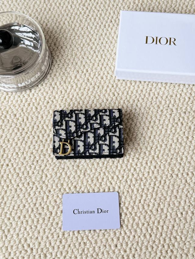 Dior 经典家新款马鞍小卡包出货！小小一只，能放十几张卡和几张现金，对于现在人来说足够用了！复古经典的Oblique印花，搭配精致烫金配饰 D 字样为整体增添