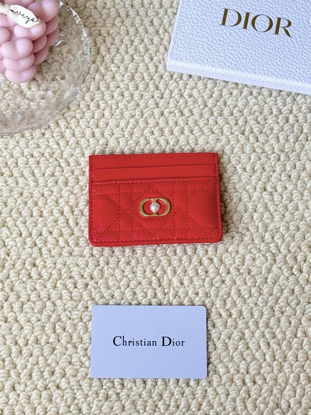 Dior Card Cd卡包 新款 正面Cd带一颗迷你小珍珠 编号：S3103 采用柔软牛皮精心制作，饰以藤格纹缉面线，正面点缀以“Cd”珍珠点缀 标志。高雅精