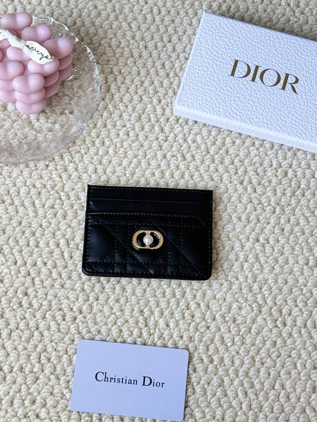 Dior Card Cd卡包 新款 正面Cd带一颗迷你小珍珠 编号：S3103 采用柔软牛皮精心制作，饰以藤格纹缉面线，正面点缀以“Cd”珍珠点缀 标志。高雅精 - 点击图像关闭